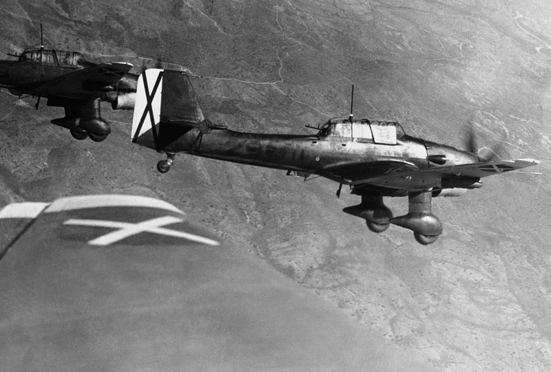Quelle: <br />https://www.asisbiz.com/il2/Ju-87/Spain/images/Junkers-Ju-87B1-Stuka-K88-(29x11)-Condor-Legion-Spain-May-30-1939-01.jpg