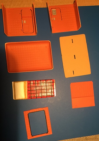 Bei der Schlafkabine habe ich mich nicht an die Anleitung gehalten und es nach meinen Vorstellung gestaltet. Habe probiert einen Spiegel wirken zu lassen und einige Muster auch mit Kaminrot etwas aufzubrechen anstatt alles in Hellgrau zu tauchen. Finde es so gemütlicher