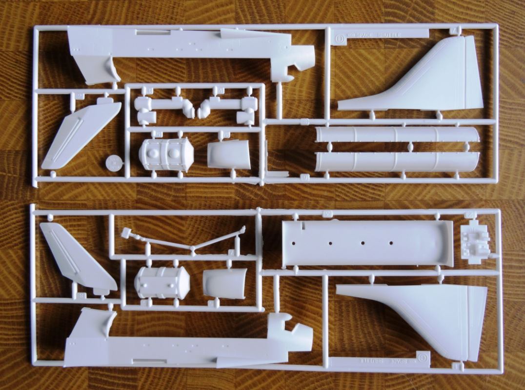 Die &quot;weissen&quot; Bauteile mit Ausrüstung für die Ladebucht, evtl. Spacelab der D1 Mission?