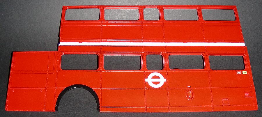 Das rechte Seitenteil muss als erstes montiert werden. Das London Bus Symbol der TfL hab ich selbst angefertigt, nachdem mir eine der &quot;London Transport&quot;-Beschriftungen kaputt ging. Passt zeitlich auch besser zur WWRY - Beschriftung.
