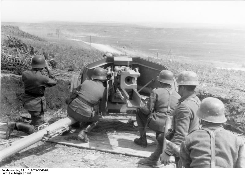 Bundesarchiv_Bild_101I-024-3543-09,_Ostfront,_Soldaten_an_7,5cm_Pak.jpg