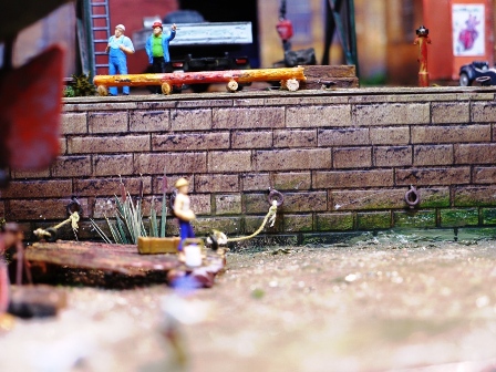 Die gleiche Frage scheint die beiden "Werfarbeiter" auf dem Kai auch zu beschäftigen, aber deshalb noch mal raufsteigen.....?<br />Soll sich doch der Kollege .......<br />Der "Angler" auf dem Reparaturfloss scheint einen "Biss " zu haben.Konzentriert beobachtet er seine Angelstelle.