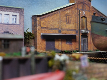 Blick auf die &quot;Lagerhalle bzw. Werkstatt.&quot; Kartonmodell , eigentlich als Hintergrundmodell für die Eisenbahn gedacht.