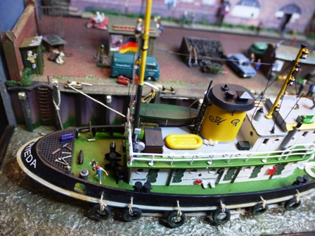 Der Schiffsjunge beim"Rein Schiff machen; das Werkzeug wird er wohl noch wegräumen,oder ?