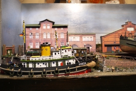 Der Schlepper "Frieda" am Anleger. Der Angler ist meinem Vater gewidmet der oft Samstag Mittag nach "der Arbeit" angeln ging.