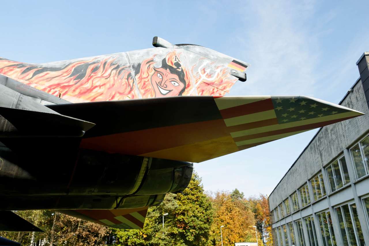 TORNADO Sonderlackierung Stab 05.jpg