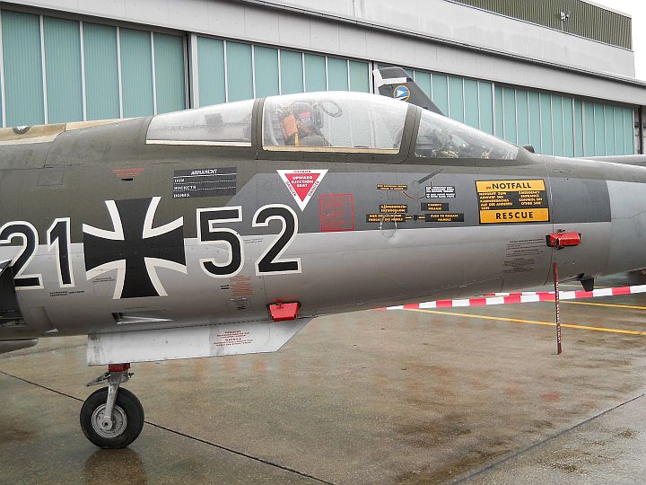 F-104_a.jpg