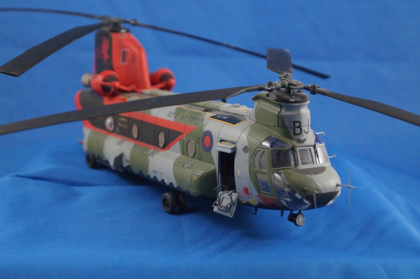 Revell 04641 - Boeing Chinook HC Mk 1 in 1z48.jpg