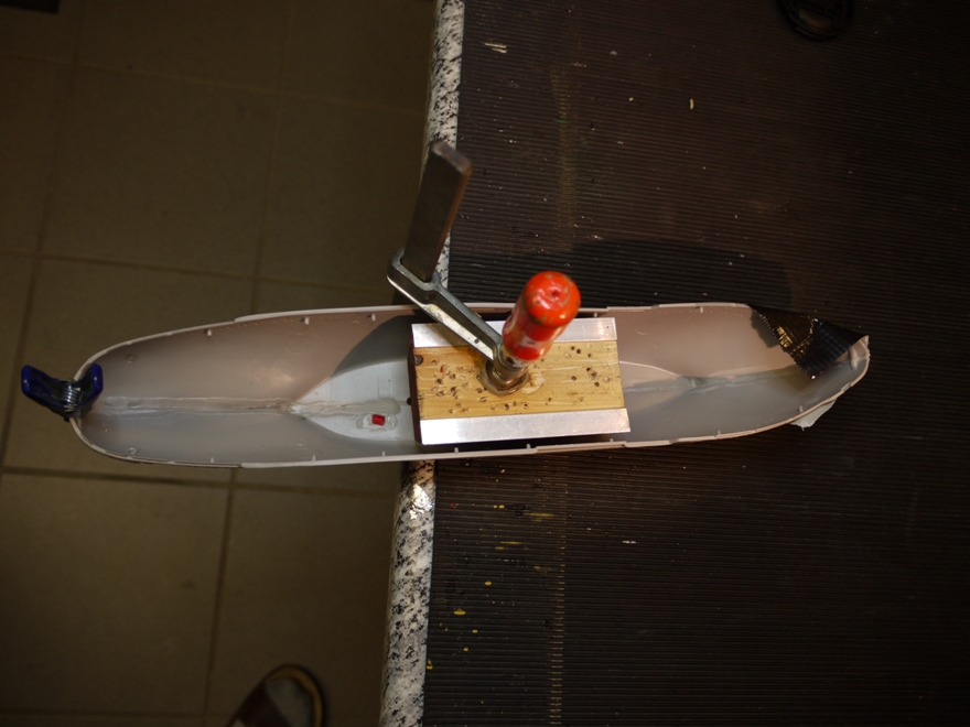 grobes werkzeug und Dachrinnnkleber