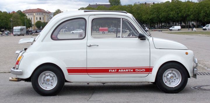 2019_Abarth_595_01a.jpg