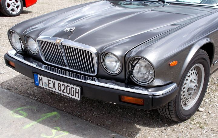 2019_Jaguar_XJ6_02b.jpg