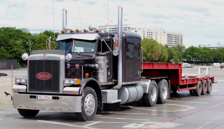 2019_Peterbilt_01a.jpg