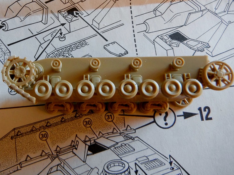 ... die nötigen Einzelkettenglieder um das Antriebsrad zu kleben. Zwischendurch ohne Kleber probieren, wie es am besten an der Wanne mit den anderen Rädern passt.