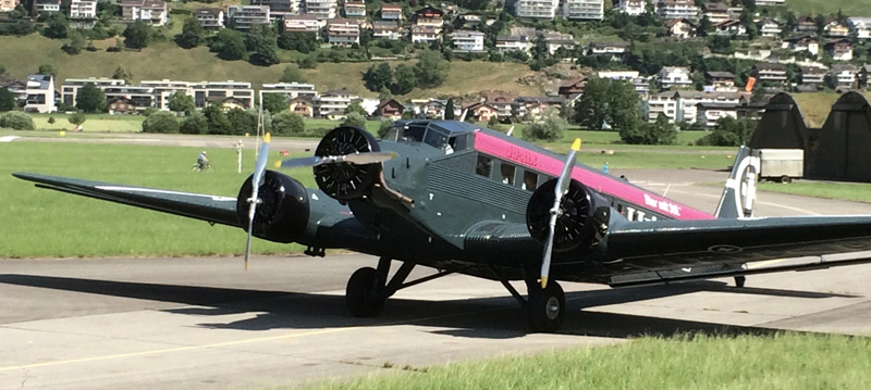 27 HB-HOT auf dem Flugplatz Buochs.jpeg
