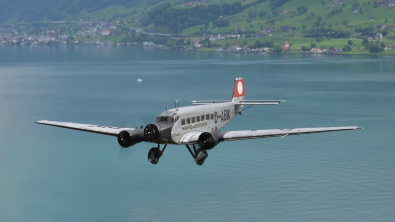 40 Ju 52 über dem Vierwalsstättersee.jpeg