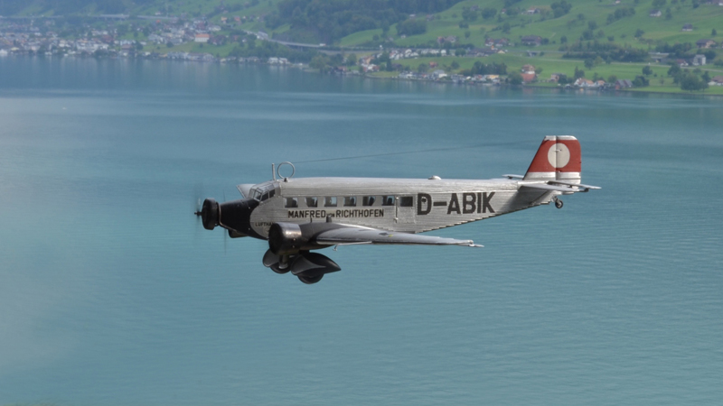 41 Ju 52 vor der Küste von Buochs.jpg