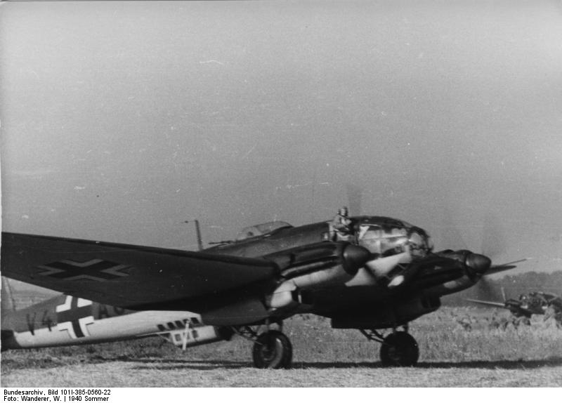Bundesarchiv_Bild_101I-385-0560-22,_Flugzeug_Heinkel_He_111.jpg