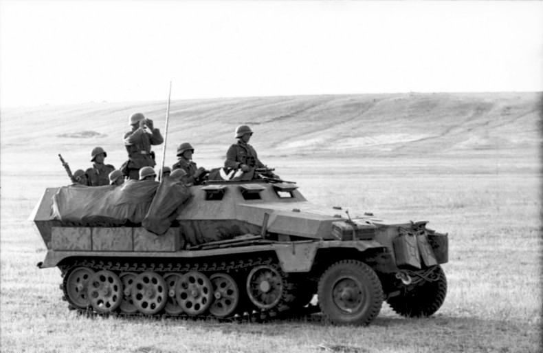 Bundesarchiv_Bild_101I-217-0493-31,_Russland-Süd,_Schützenpanzerwagen (1).jpg