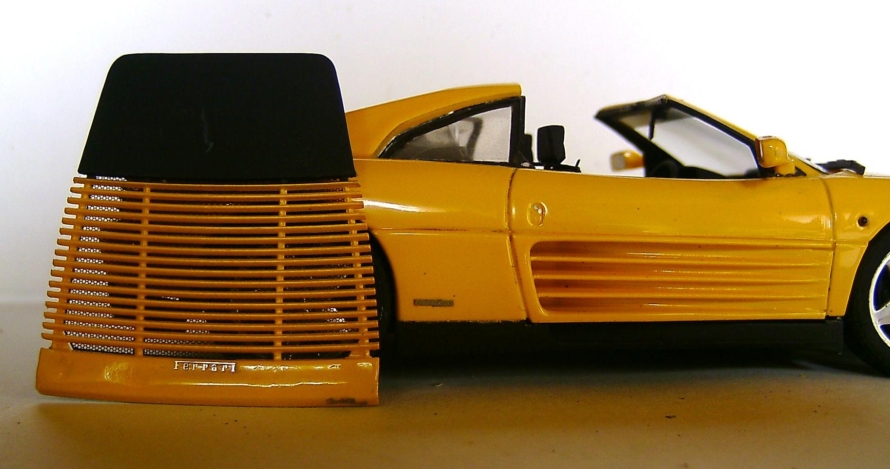 Die abgenommene Motorraumklappe