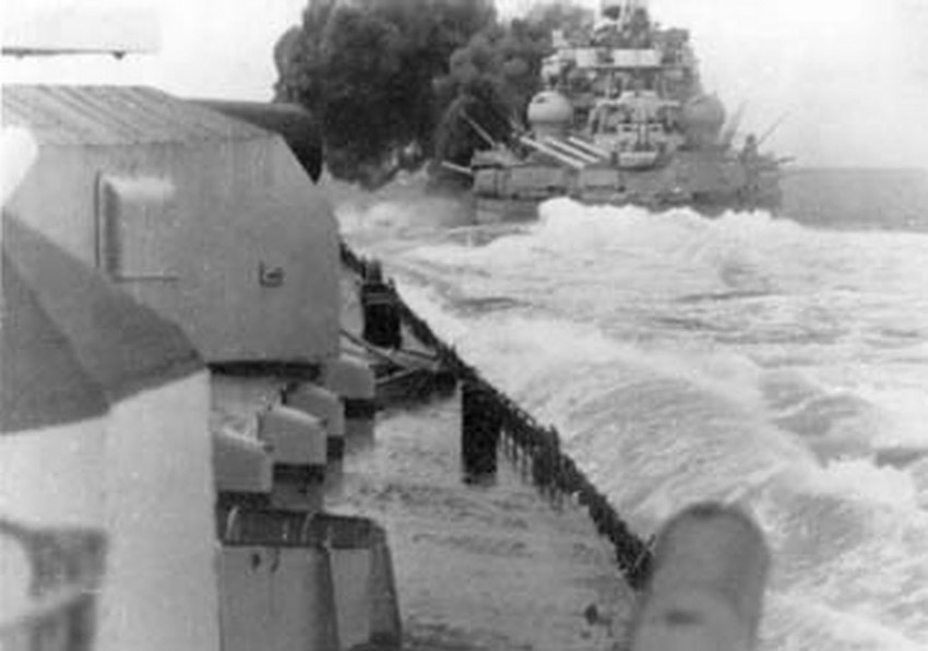 Scharnhorst bei Höchstfahrt im Gefecht