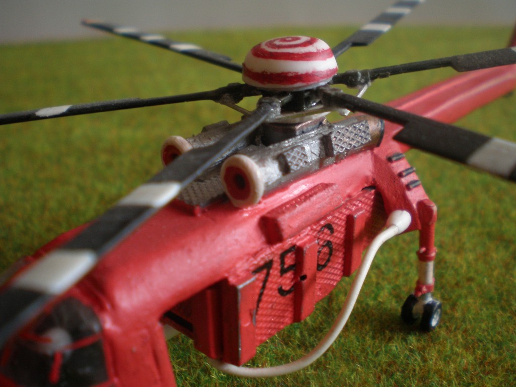 Hauptrotor und flreiliegende Triebwerke sowie angebrachte Trittbleche