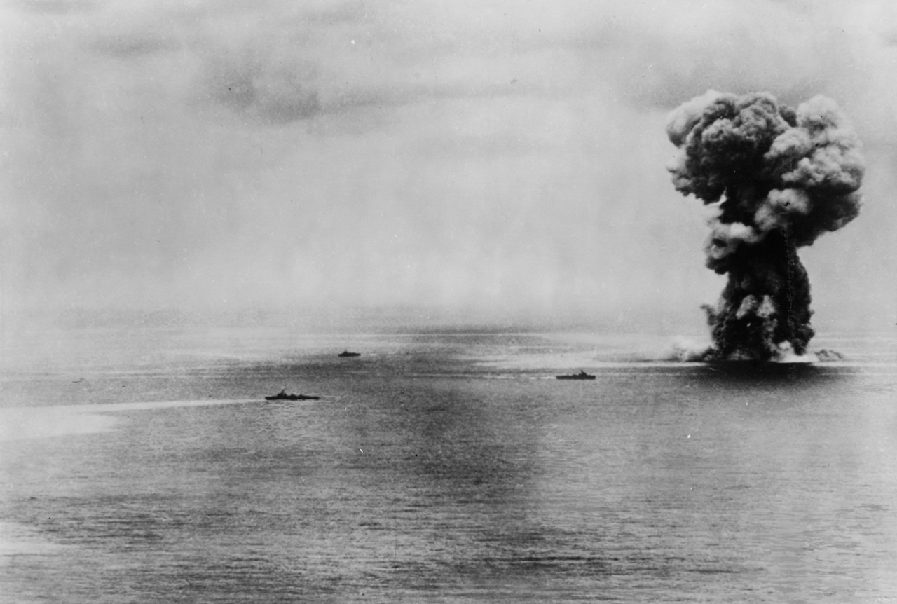 Beim Kentern explodiert die Munition der 'Yamato' - 2'500 Männer finden den Tod.