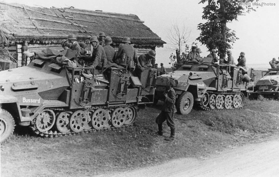 Hier  mit aufgesessener Infanterie<br />Quelle: https://www.worldwarphotos.info/wp-content/gallery/germany/halftracks/sd_kfz-251/SdKfz_251-1.jpg