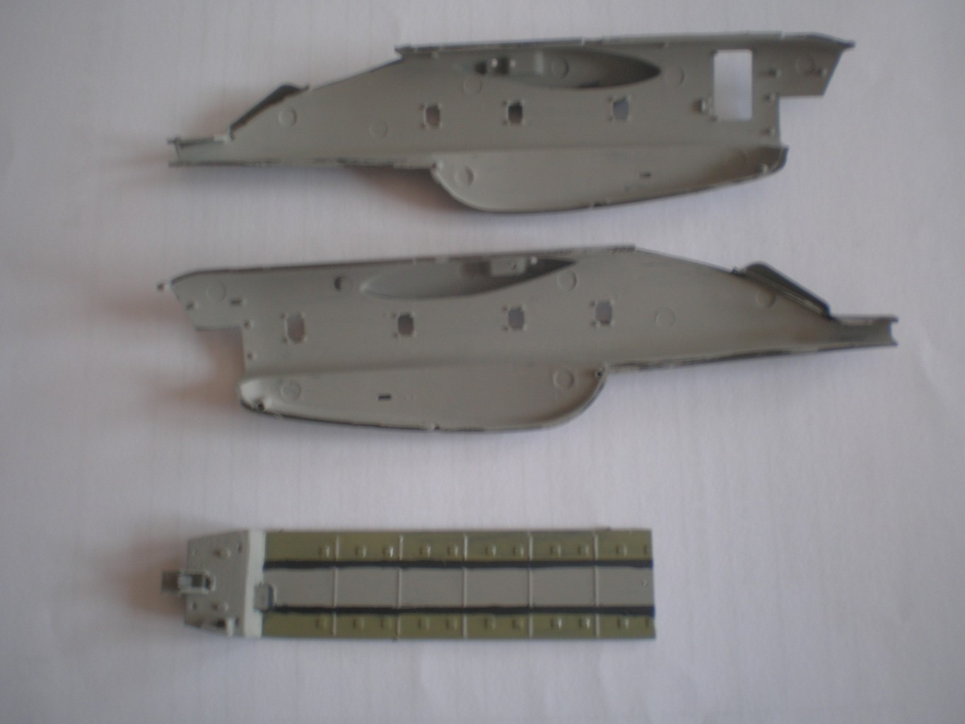 Farblich dargestellte Bodenplatte und Seitenteil des Modell