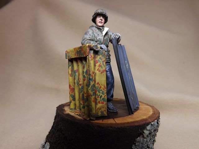 Die Figur trägt eine Tarnwendejacke