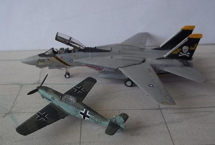 Hier mal als Größenvergleich zur F-14 von Revell