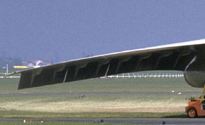 TU-144 man sieht deutlich,dass die Tailerons ohne Hydraulik nach unten stehen.