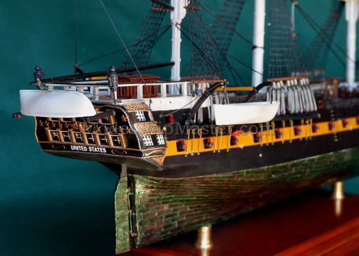 Quelle: https://www.modelshipmaster.com/products/tall_ships/unitedstatesadmiralty/uss%20united%20states%20frigate%20stern.jpg