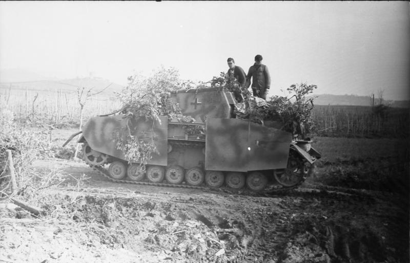 Quelle: https://upload.wikimedia.org/wikipedia/commons/d/df/Bundesarchiv_Bild_101I-311-0903-21A%2C_Italien%2C_getarnter_Panzer.jpg