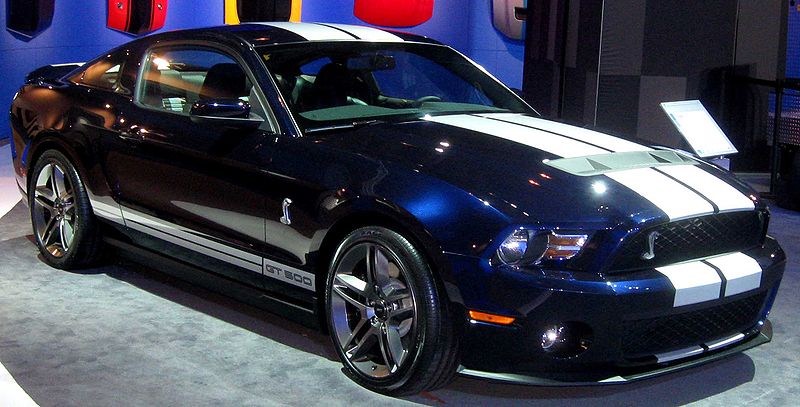 Quelle:https://upload.wikimedia.org/wikipedia/commons/thumb/1/12/2010_Ford_Mustang_GT500--DC.jpg/800px-2010_Ford_Mustang_GT500--DC.jpg