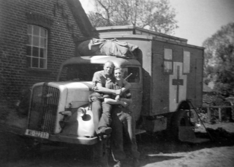 Quelle: https://www.worldwarphotos.info/wp-content/gallery/germany/wehrmacht_trucks/opel_blitz/Opel_Blitz_Luftwaffe_with_red_cross.jpg