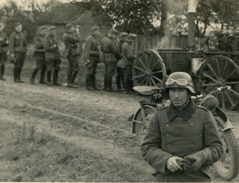 Quelle: https://upload.wikimedia.org/wikipedia/commons/c/cf/Gulaschkanone_Wehrmacht.jpg