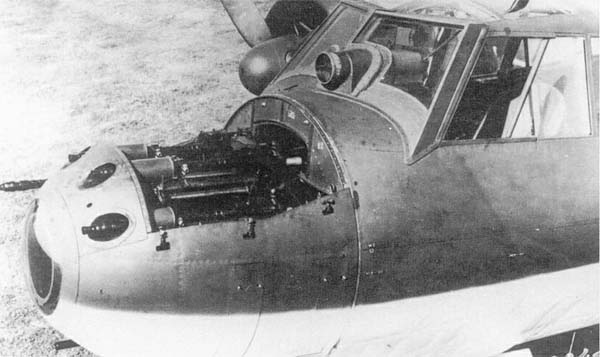 Geöffnete MG-Abdeckung mit darunterliegendem Spannergerät <br /><br />Quelle: https://www.deutscheluftwaffe.de/wp-content/uploads/2017/11/Dornier_Do_17-Z-10.jpg, 24.02.22