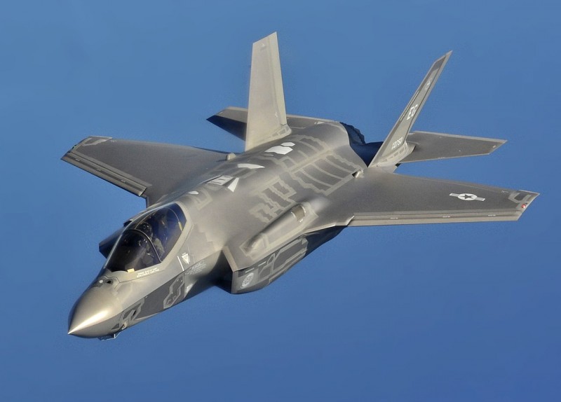 Quelle: https://upload.wikimedia.org/wikipedia/commons/thumb/6/61/F-35A_flight_%28cropped%29.jpg/1280px-F-35A_flight_%28cropped%29.jpg