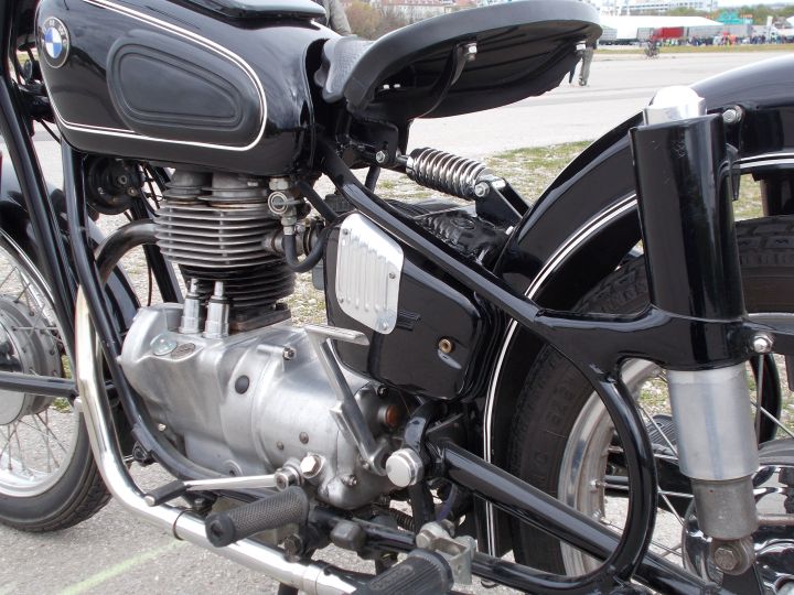 BMW_R27_01b.jpg