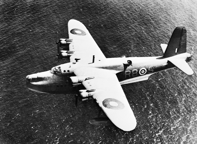 Quelle https://upload.wikimedia.org/wikipedia/commons/thumb/b/b1/Short_Sunderland_Mk_II_of_No._10_Squadron_RAAF_based_at_Mount_Batten%2C_Devon%2C_October_1942._CH7502.jpg/1024px-Short_Sunderland_Mk_II_of_No._10_Squadron_RAAF_based_at_Mount_Batten%2C_Devon%2C_October_1942._CH7502.jpg<br /><br />Eine Maschine in der frühen Version, wie sie hier entstehen wird.