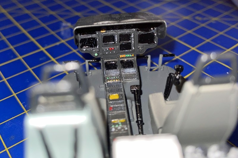 EC145_Cockpit über_Pilotensitze.jpg