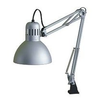 lampe-mit-gelankarm-quelle-ikea.jpg