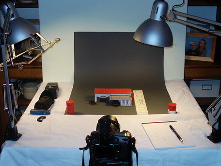 einfacher-aufbau-auf-einem-tisch-mit-ikea-lampen-und-fotokarton-als-hohlkehle.jpg