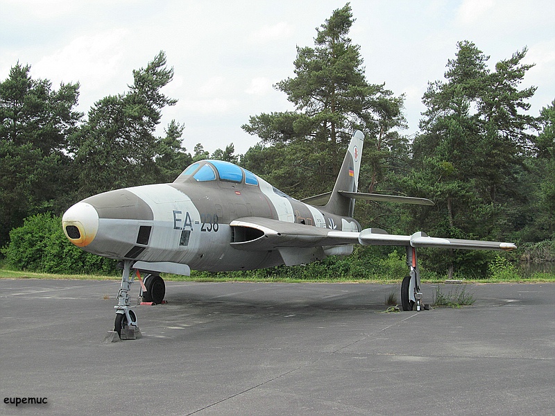 Eine RF-84F, die auf dem Gelände steht