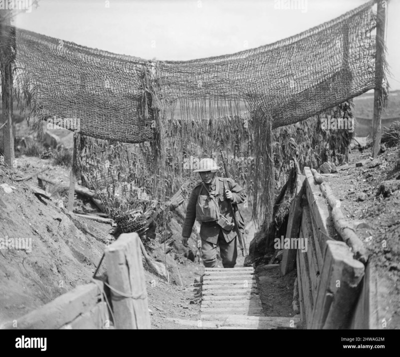 soldat-der-20-light-division-in-einem-kommunikationsgraben-mit-tarnnetz-um-feindliche-beobachtung-vor-lens-zu-verhindern-14-mai-1918-2hwag2m.jpg