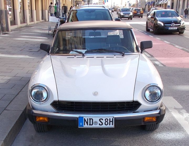 Fiat_124_Spider_02a.jpg