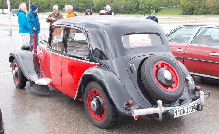 Citroen_11CV_02b.jpg