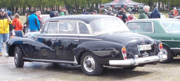 Mercedes_300_01c.jpg