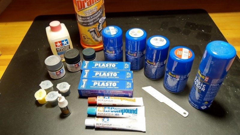 einige Lacke, Revell-Spraydosen, Grundierung, Reiniger, Spachtelmassen, Drano zum Entchromen