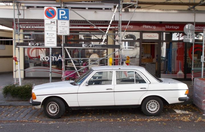 Mercedes_230D.jpg
